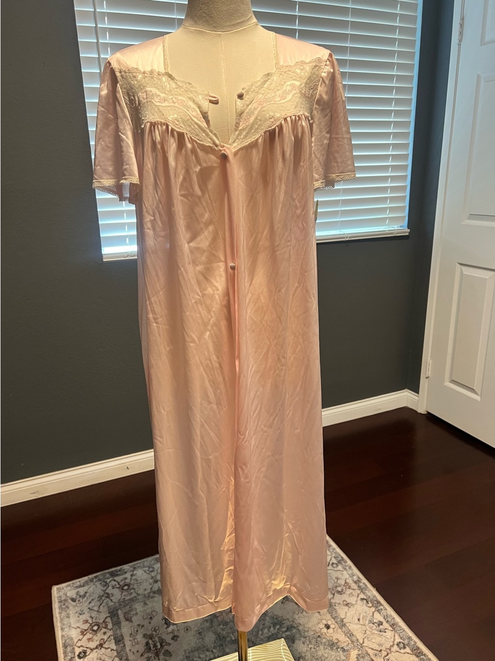 Vintage New Women's Pink Lace-Trim Nightgown - Classic Comfort. Size Small